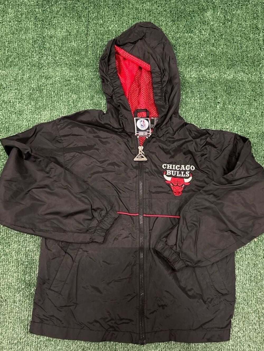 Vintage NBA Genuine Stuff Chicago Bulls Youth Windbreaker Hooded Jacket Size M 1